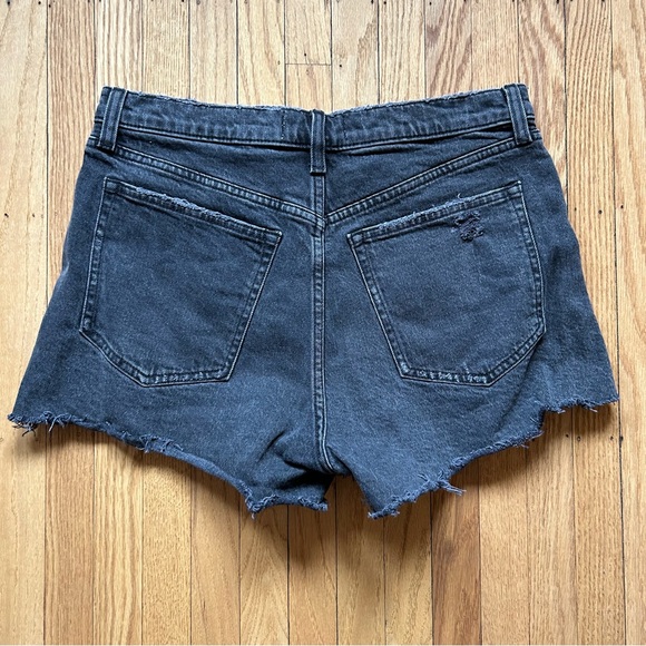 Abercrombie 2.5 inch High Rise Mom Short in Black Wash - size 30/10 - Picture 3 of 3
